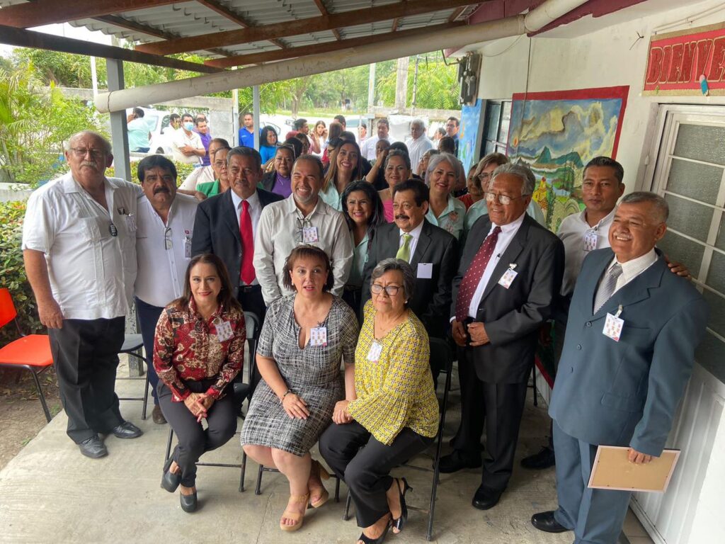 Muy contento de haber asistido a la develación de la galería de honor de los extitulares del CREDE perteneciente a Gómez Farías.