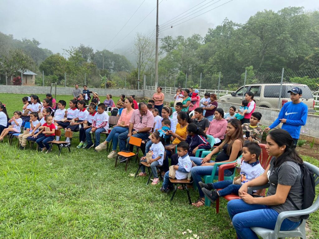 Con gran alegría y entusiasmo acompañado por mi esposa Alejandra festejamos a la niñas y niños del Ej. Altacima