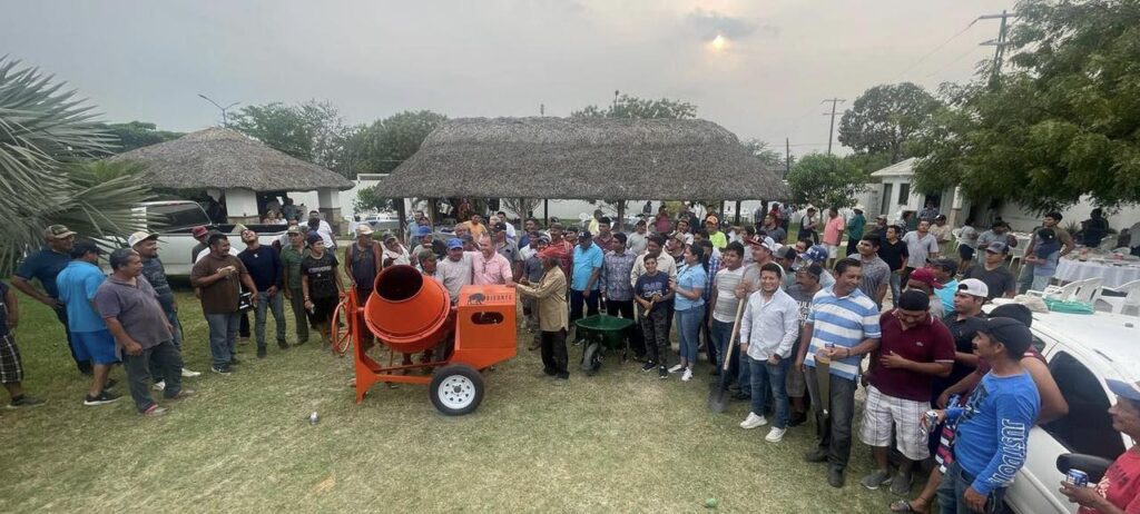 Frank de Leon convive con los amigos de la construccion