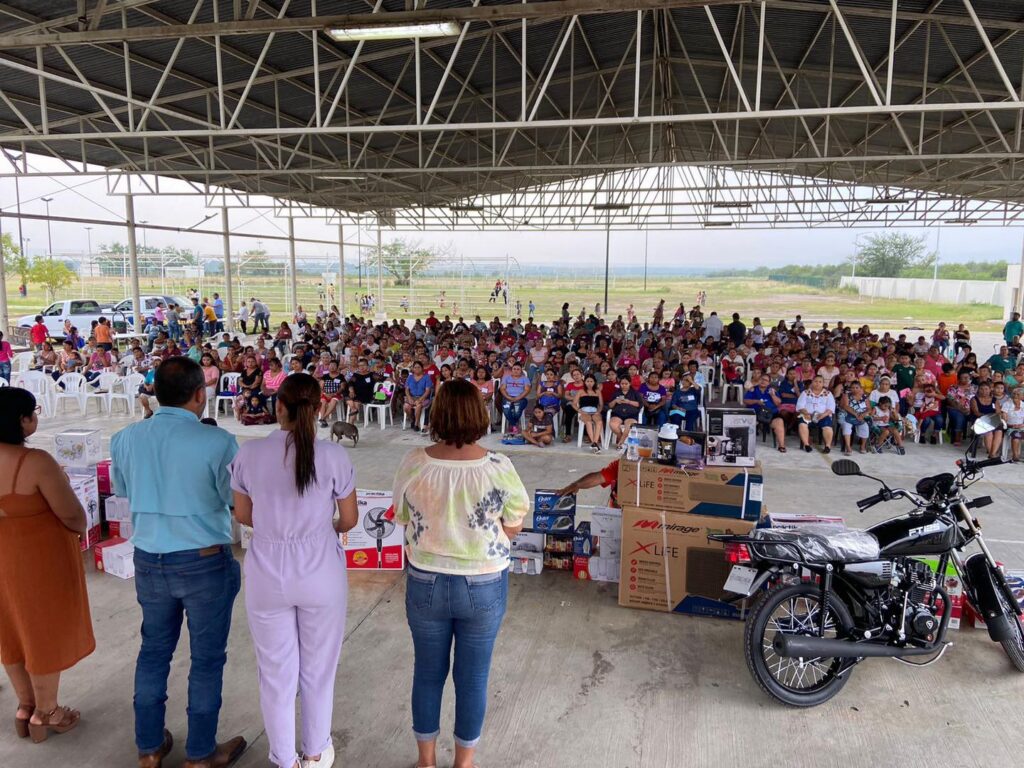 Festejamos con mucho cariño a las mamás del poblado Loma Alta