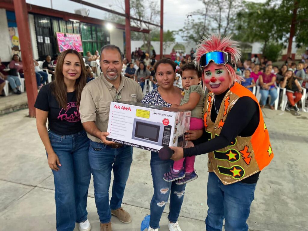 Con mucho cariño festejamos a las mamás en el poblado 601