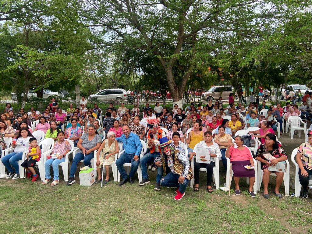 Porque ellas se lo merecen, seguimos festejando a las mamás se nuestro municipio, llevando hasta ellas un grato momento de convivencia y obsequios.