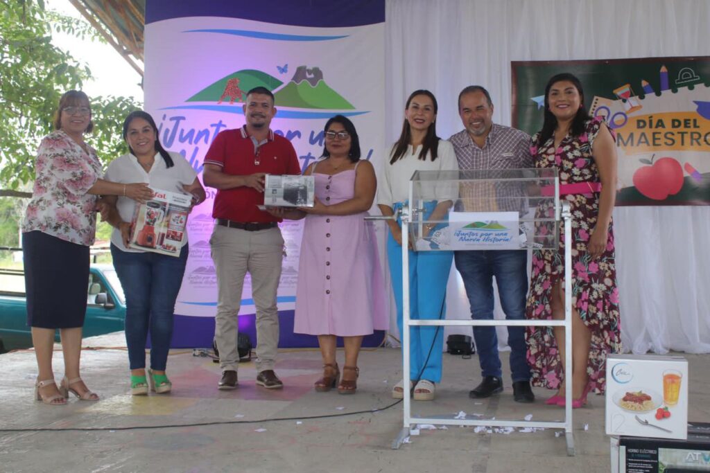 Con gran gusto asistí junto a mi esposa Alejandra Garza, a la escuela primaria Norberto Uriegas del ejido 5 de mayo, donde con motivo del Día del Maestro, reconocimos la labor de nuestros amigos profesores.