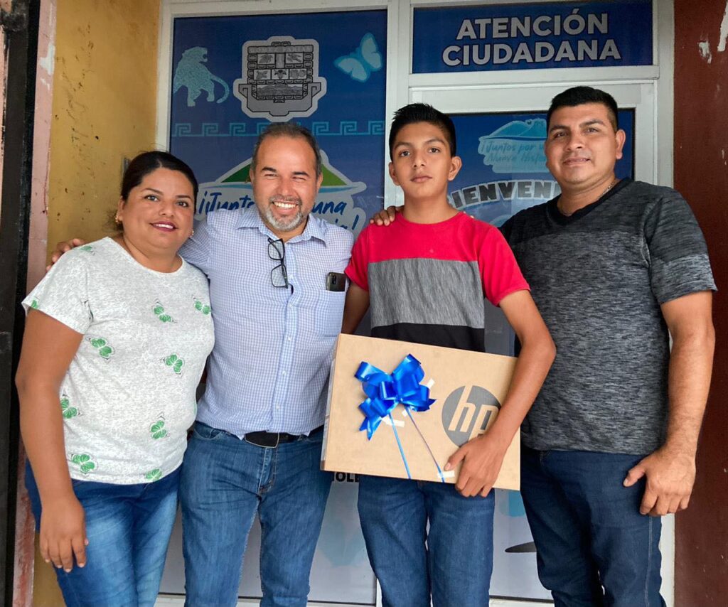 Feliz de llevar acabo la entrega de la laptop para el estudiante Luis Hernández