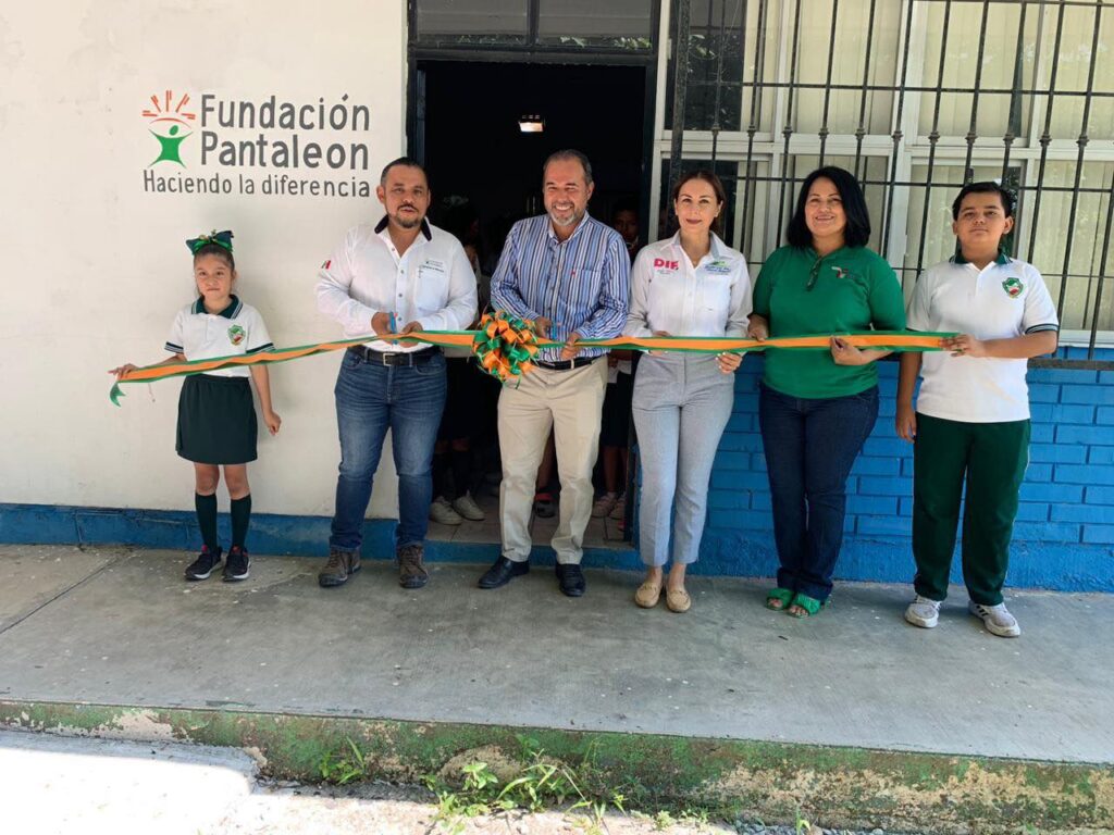 Trabajamos intensamente por dar impulso a la educación, ahora en coordinación con la Fundación Pantaleón, llevamos un centro de cómputo a la escuela primaria Fraternidad Campesina en el ejido Benito Juárez.