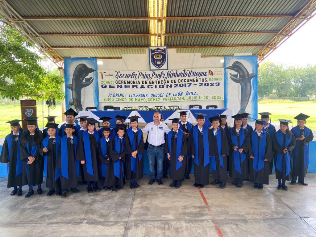 El día de hoy estuve como padrino de generación en la escuela primaria Profesor Norberto Uriegas donde seguimos reafirmando el compromiso con la educación.