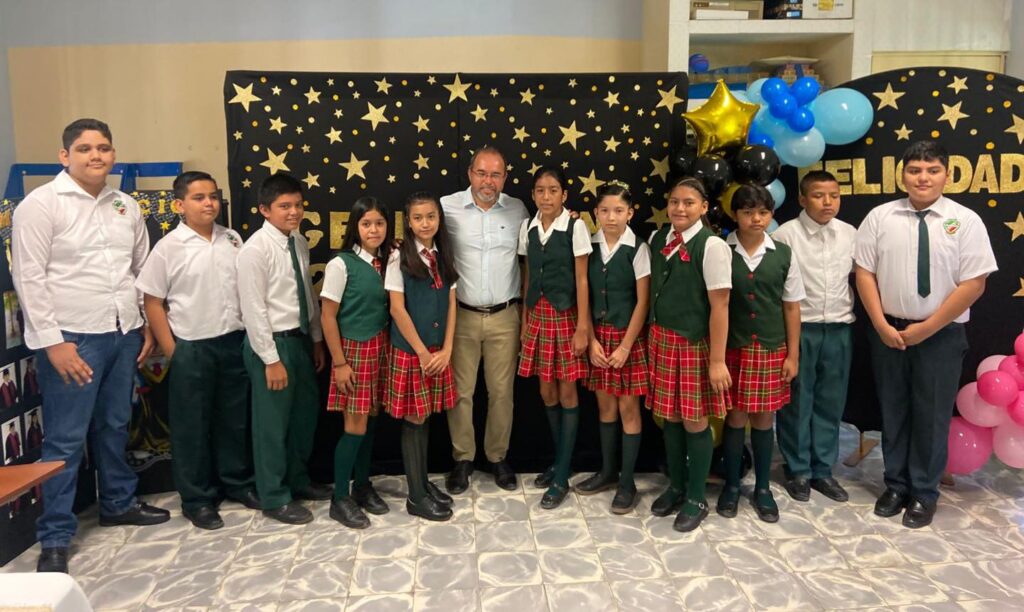 Emocionado y feliz de ser parte de este momento tan importante como es la graduación de los alumnos de la escuela primaria Fraternidad Campesina del ejido Benito Juárez.