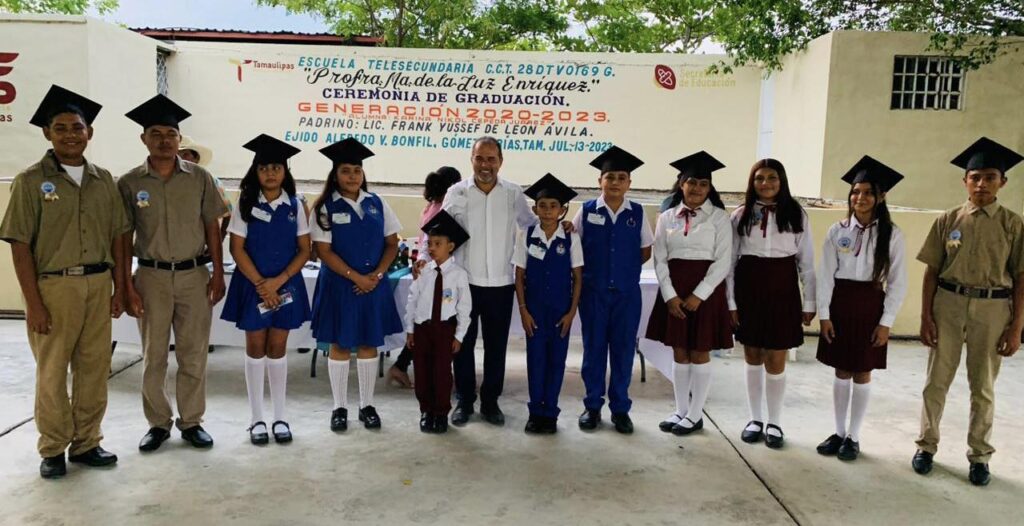Me dio mucho gusto apadrinar los tres niveles educativos, Preescolar, primaria y la Telesecundaria, con que cuentan mis amigos del Ej. Alfredo V. Bonfil, gracias por invitarme a ser parte de tan bonitos momentos.