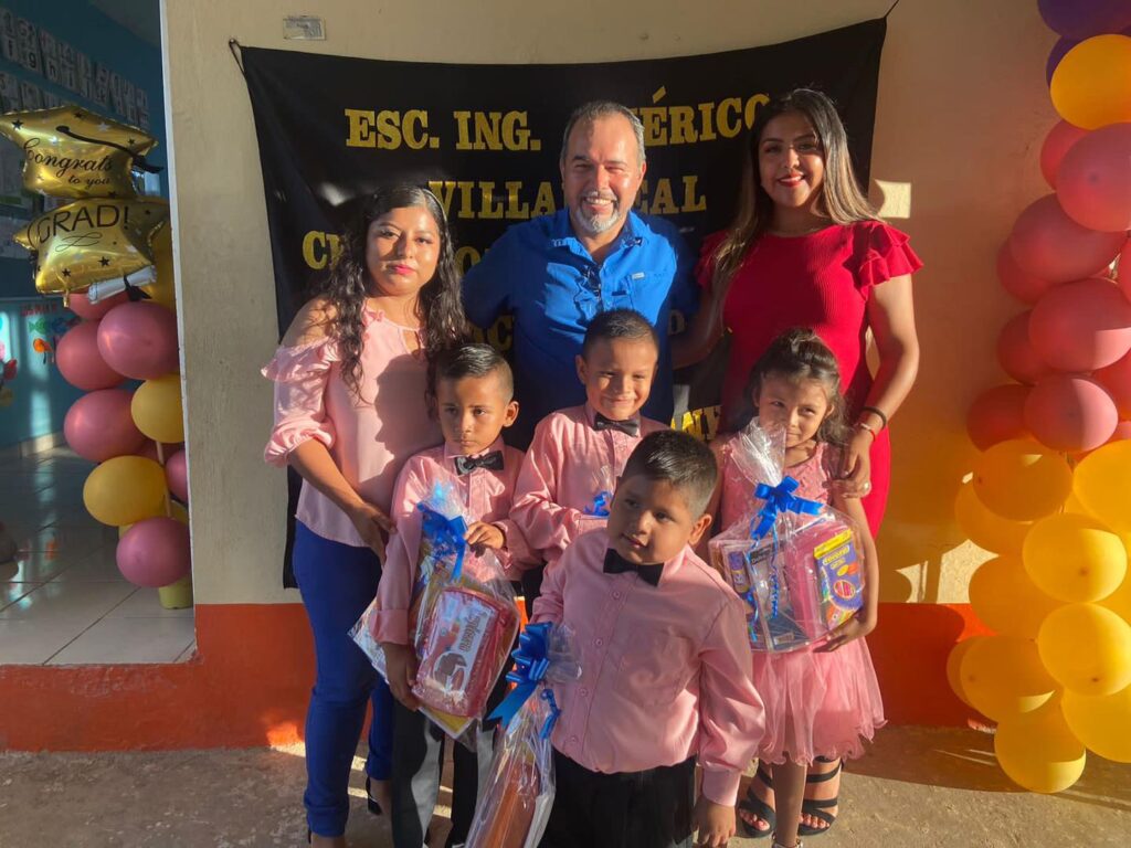 Agradezco la distinción que me hicieron, para apadrinar una generación más del preescolar comunitario del ejido Americo Villarreal.