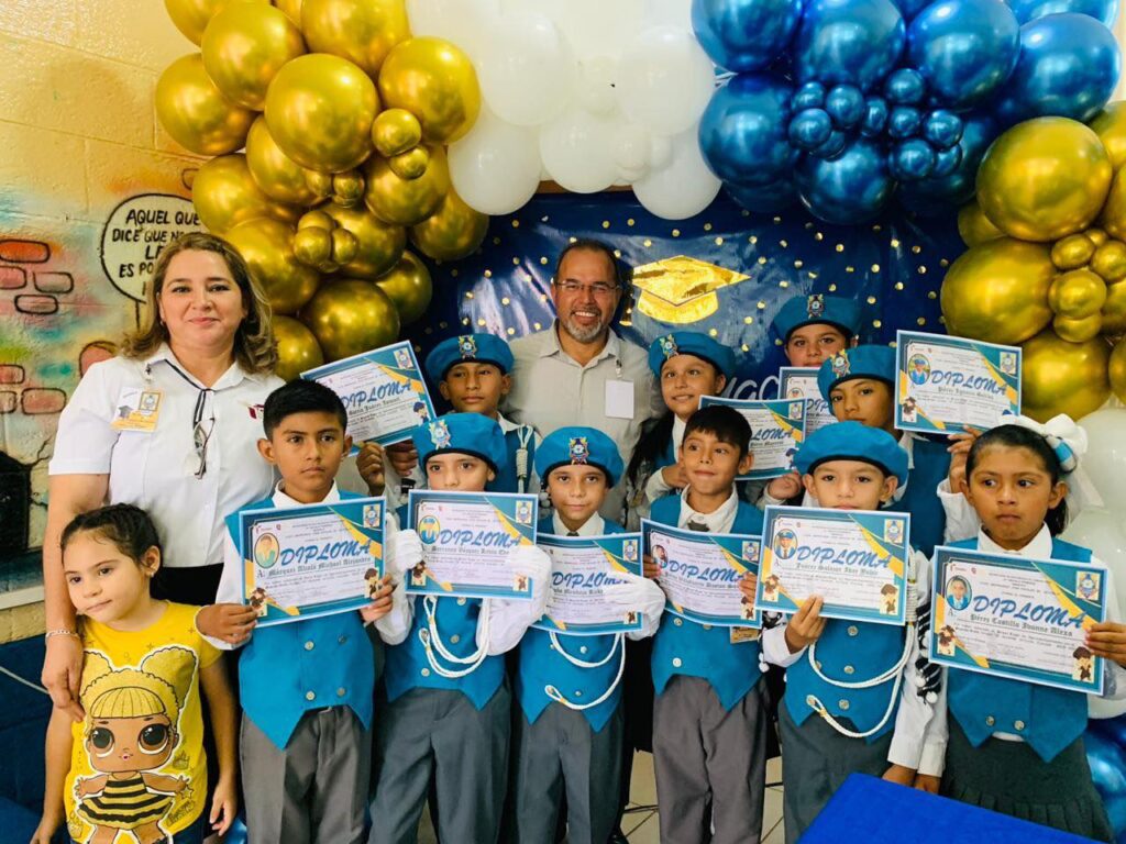 Feliz y contento de poder apadrinar a los alumnos de la escuela primaria Minerva del Ejido Ojo de Agua
