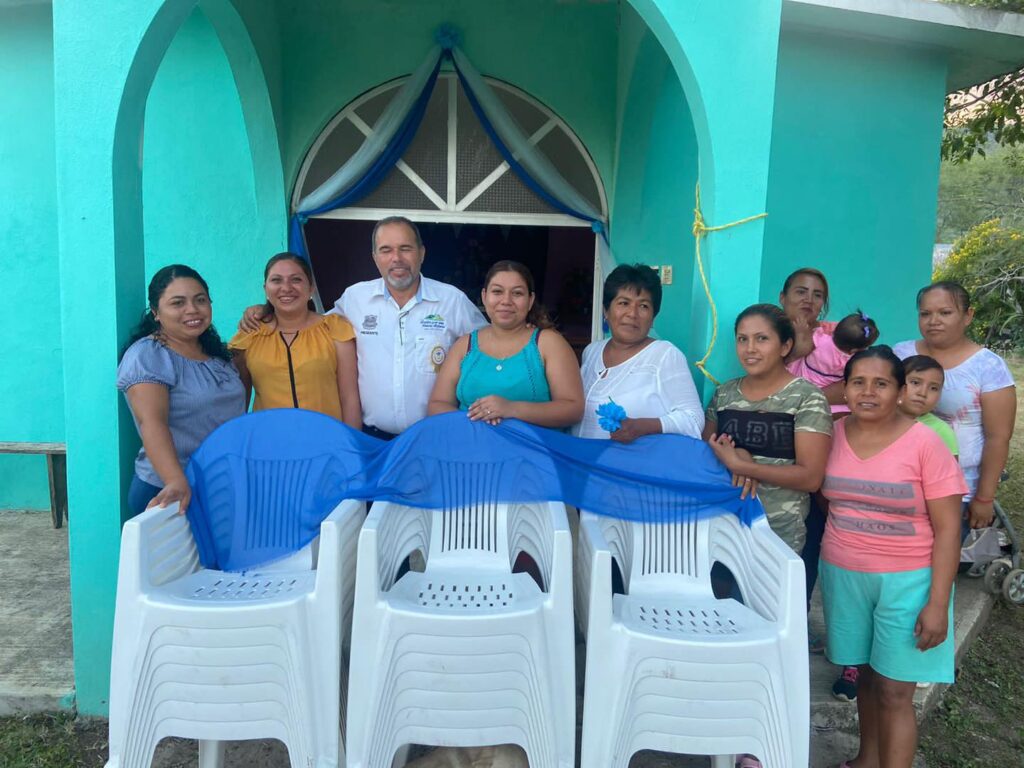 Estoy muy contento de saludar a mis amigos del Ejido Américo Villarreal, donde tuve la oportunidad de apoyar con unas sillas para su capilla.