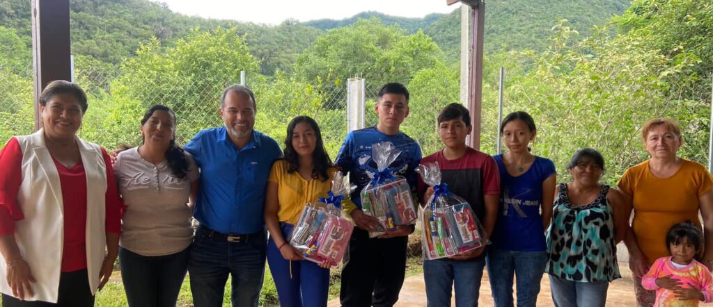 Un gran gusto poner mi granito de arena en apoyo a mis ahijados del ejido Altacima que culminaron su educación secundaria en el programa del Conafe.