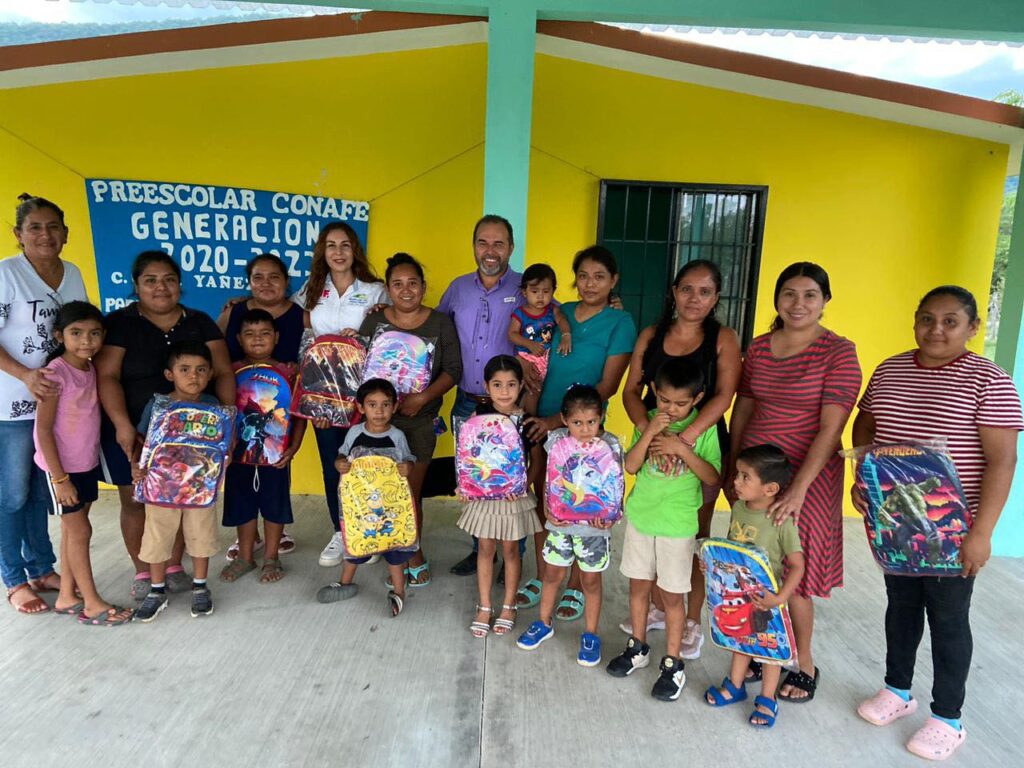 Apadrina Frank de Leon a alumnos del preescolar comunitario