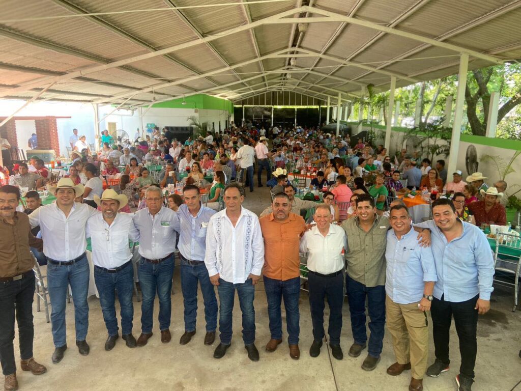 Feliz y contento de estar con mis amigos y compañeros productores cañeros