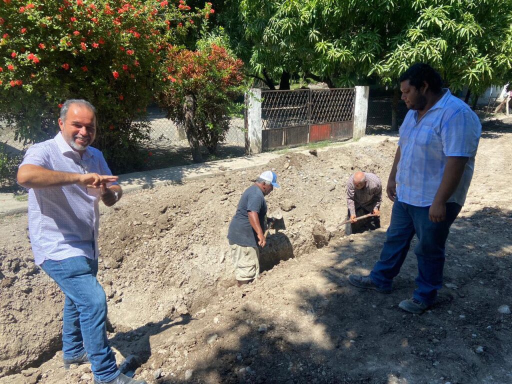 Continuamos trabajando en atender necesidades prioritarias de la población como lo es el servicio de agua potable, para ello trabajamos en la ampliación de la red de agua en el ejido La Misión