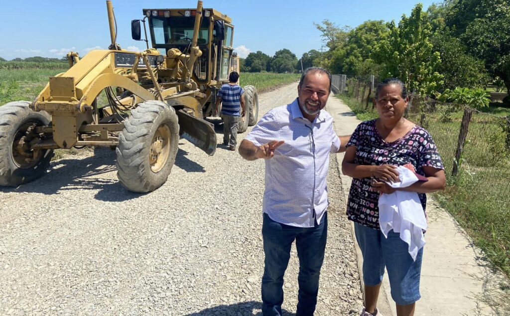 Estoy muy contento por la rehabilitación que estamos realizamos en los caminos del ejido Benito Juárez para beneficio de todas las familias que habitan este sector