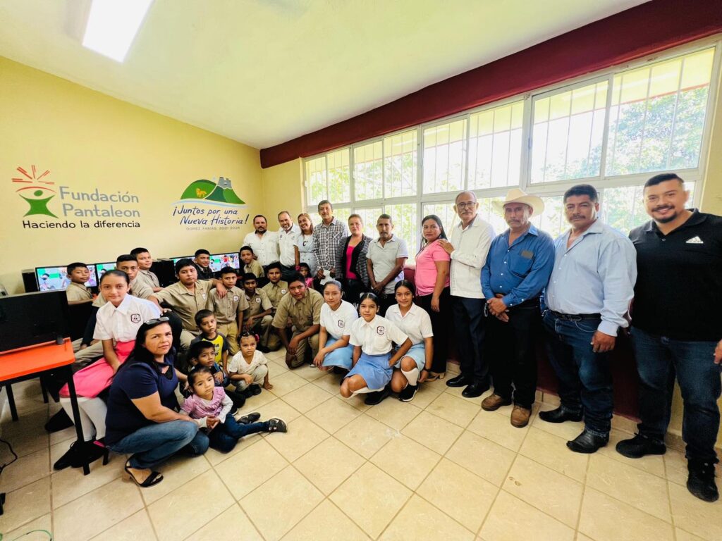Me siento muy feliz y contento de poder contribuir con la educación en el municipio