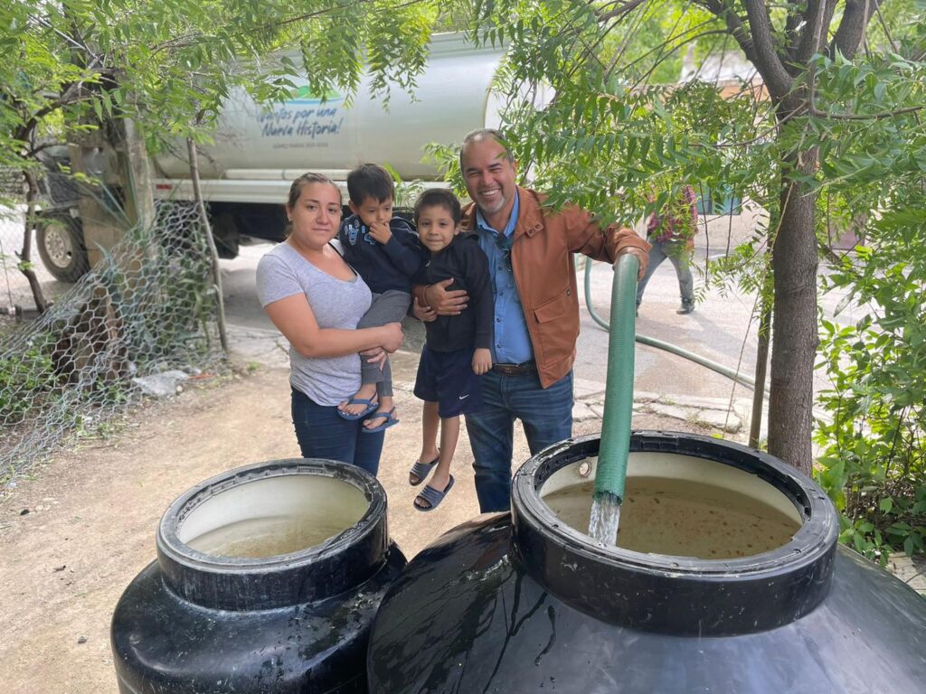 Seguimos repartiendo agua en el poblado Loma Alta con pipas, ya que se busca proteger las bombas de agua de la creciente del río y no es posible tenerlas en la red