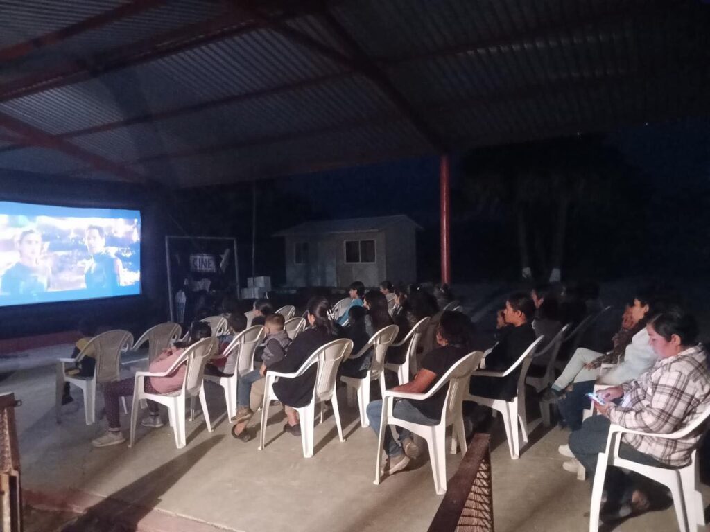 Con entusiasmo, acercamos el cine al Ej. El Venadito, creando momentos de diversión y unidad