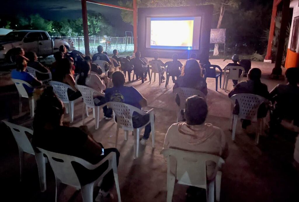 En ejido Alfredo V. Bonfil, compartimos risas y emociones a través de nuestras funciones de cine