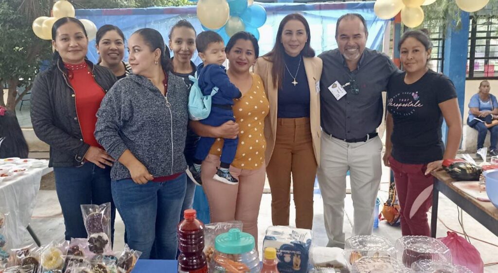 Frank de León y su esposa Alejandra se reune con personal docente, alumnos, ex alumnos y padres de familia de la escuela primaria Profr. Norberto Uriegas en su 73 aniversario