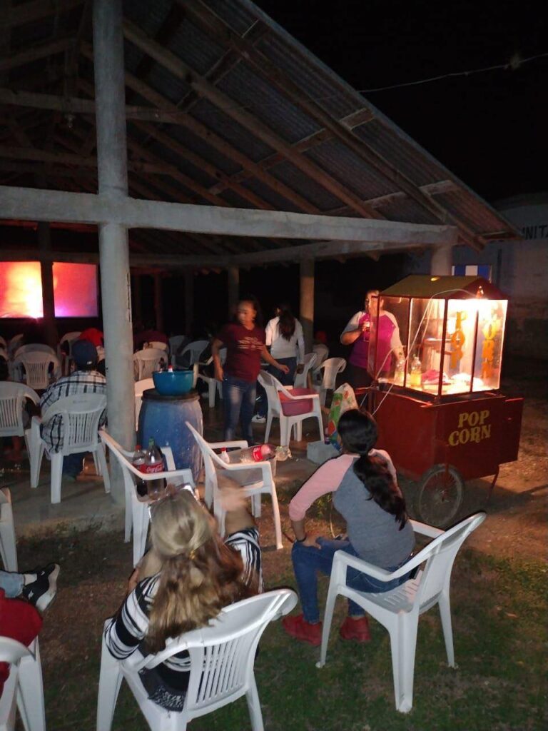 Felices y contentos seguimos llevando el cine directamente a la comunidad del Ej. Ojo de Agua