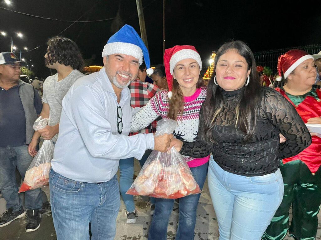 Feliz y contento, llevamos mi esposa Alejandra y un servidor la entrega de pollo a las familias de Ej. Guadalupe Victoria