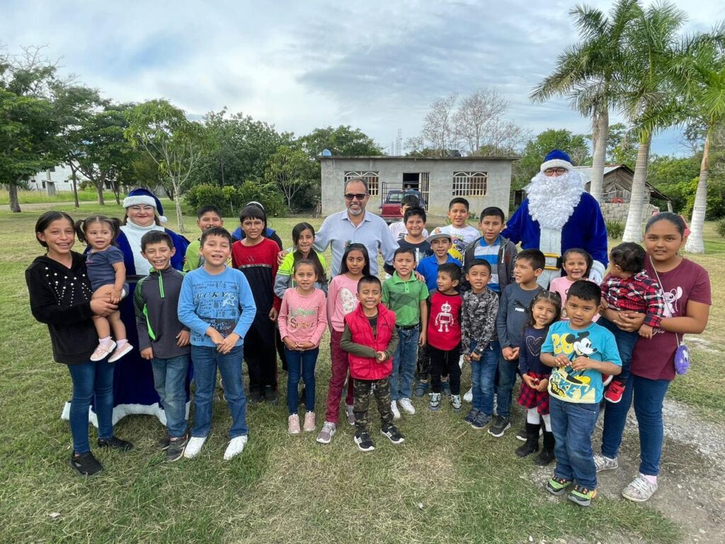 Con gran alegría encendimos juntos el espíritu navideño en el Ejido Sabinas.
