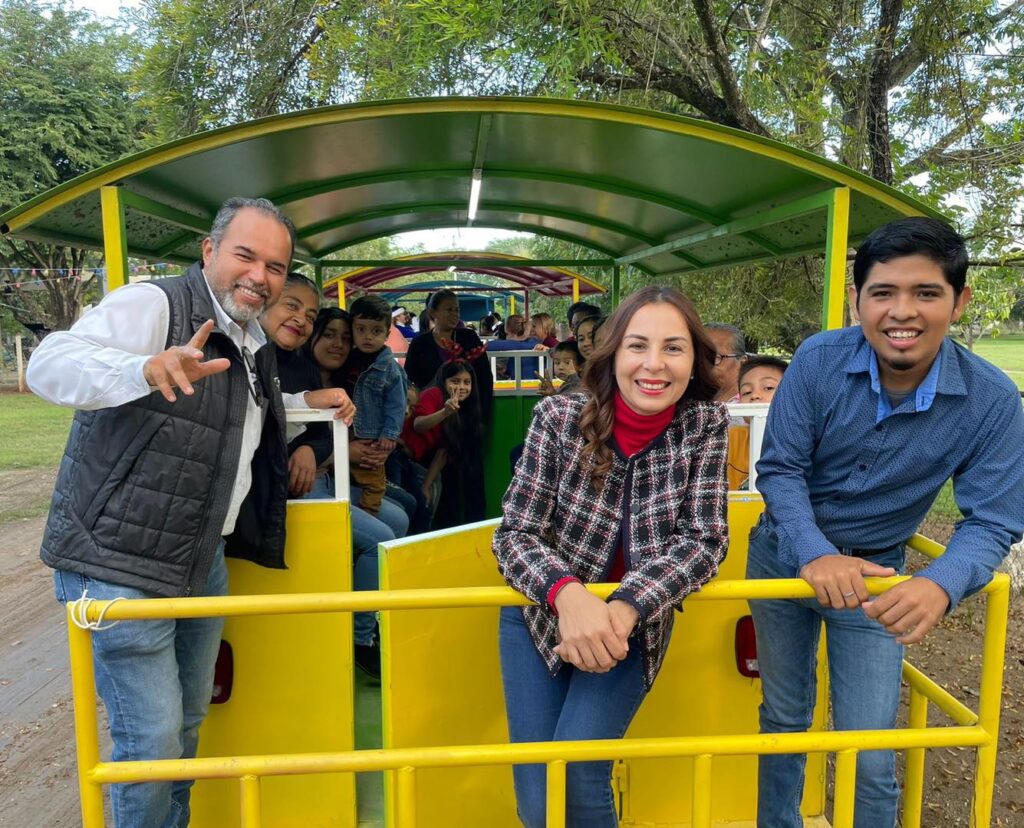 Junto a mi esposa Alejandra, realizamos con alegría la Posada en el Ejido Ampliación Ojo de Agua