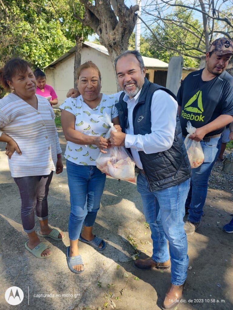 Con alegría y compromiso, hemos llevado a cabo la entrega de pollo para las familias de Poblado Raúl Vela García
