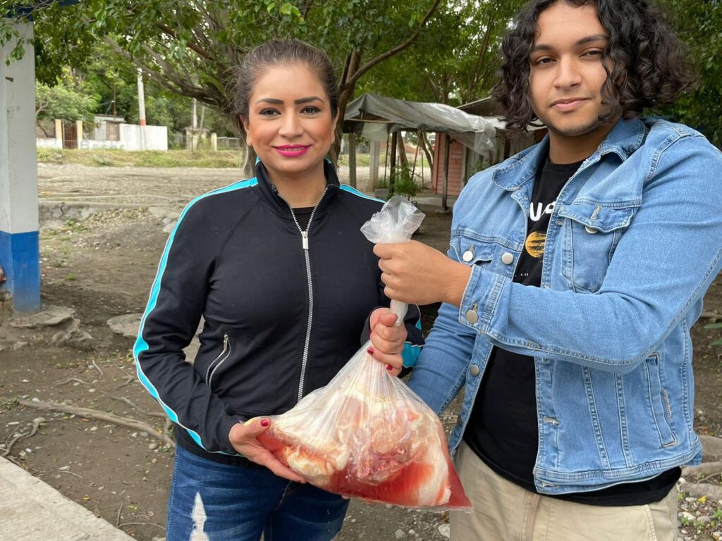 En el Poblado La Esperanza, realizamos la entrega de pollo como parte de nuestro compromiso con la seguridad alimentaria y el bienestar de cada familia