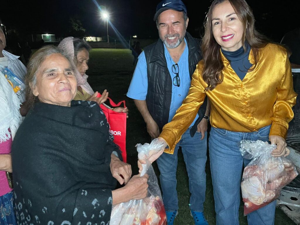 En el Ejido El Azteca, compartimos momentos valiosos al entregar pollo junto a mi esposa Alejandra