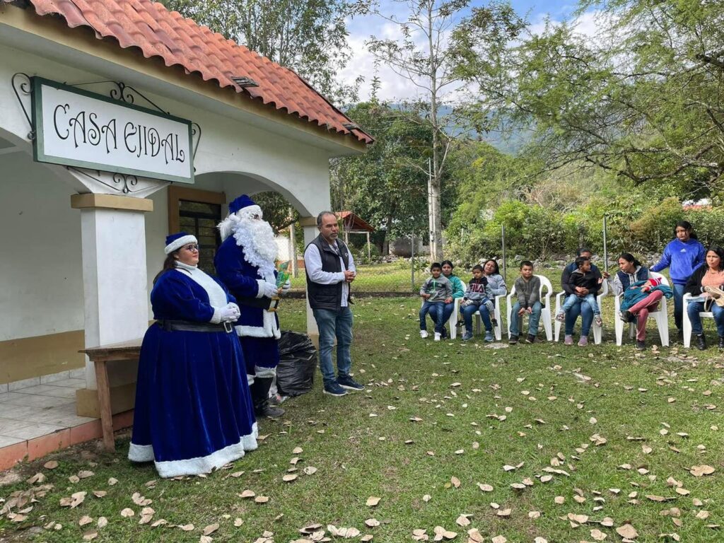 En Altacima, celebramos la temporada con una cálida posada y la entrega de pollos como gesto de solidaridad