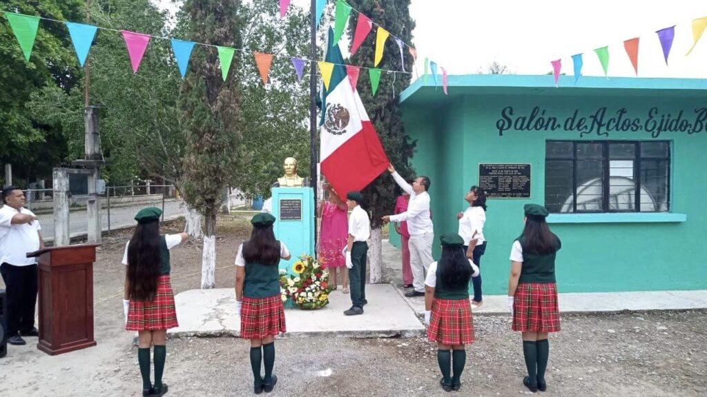 Honores a nuestro labaro patrio y escudo de armas en el ejido Benito Juárez