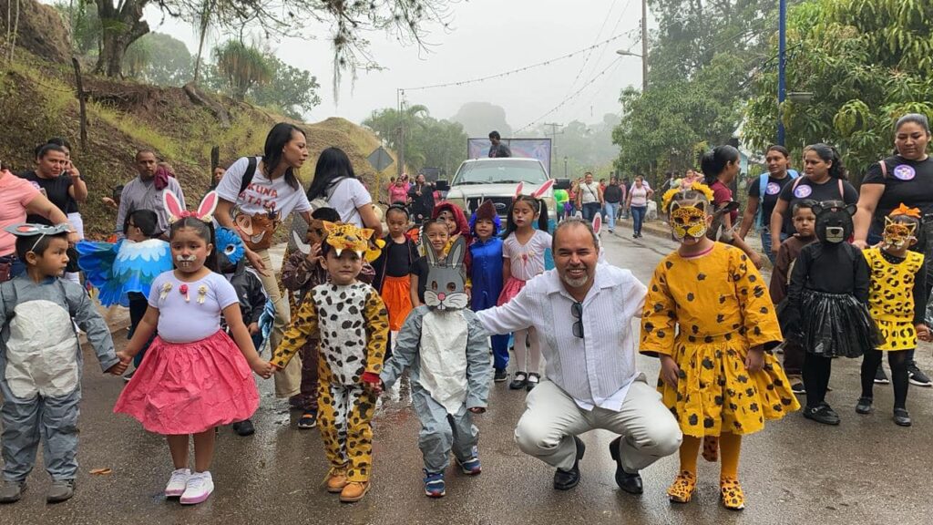 Gracias a todos los niños, papás, maestros y amigos que hicieron posible nuestro tradicional desfile de primavera