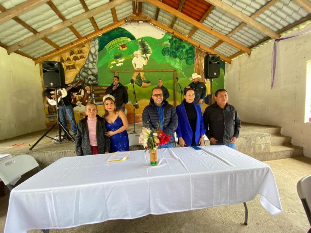 Celebra Frank de León y su esposa Alejandra el aniversario 21 del ejido San José