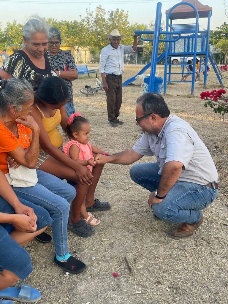 Contento de estar con mis amigos del poblado 601