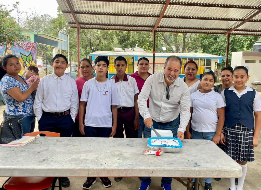 Claro que si, con gusto aceptamos ser el próximo padrino de generación de la escuela Vicente Guerrero en el ejido Nuevo Pensar