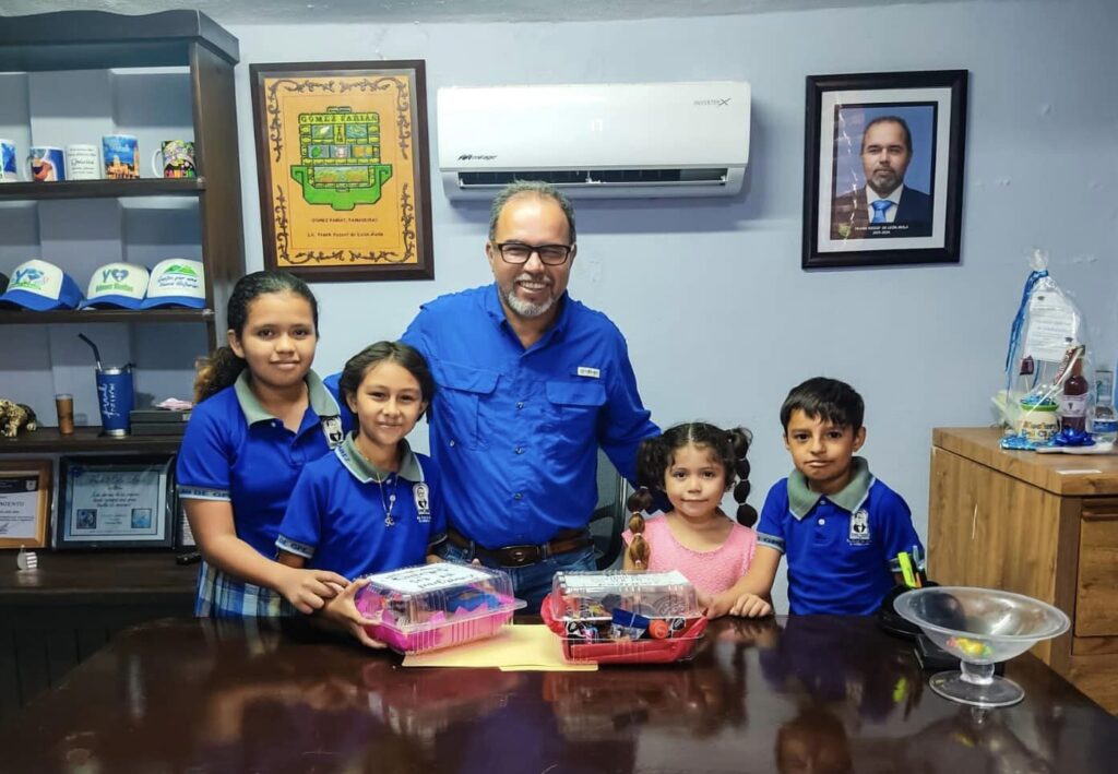 Muy buenos días! Contento de haber aceptado ser el padrino de generación de la escuela primaria Lic. Benito Juárez y del preescolar Juan José Amador Martínez Medina