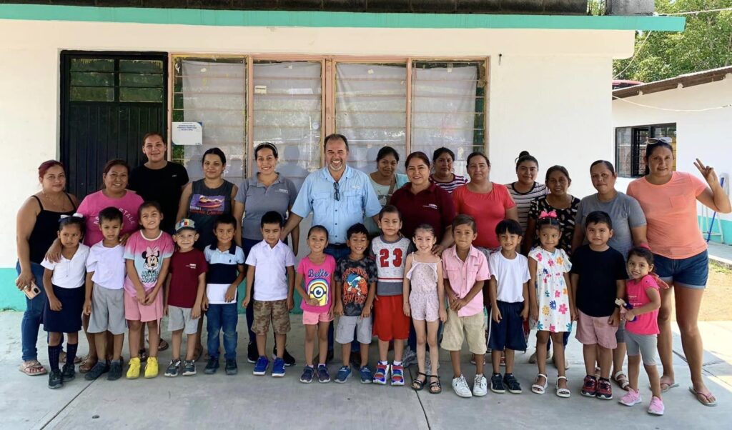Felices y contentos con las maestras, mamás y sobre todo con los alumnos de la CONAFE en Loma Alta