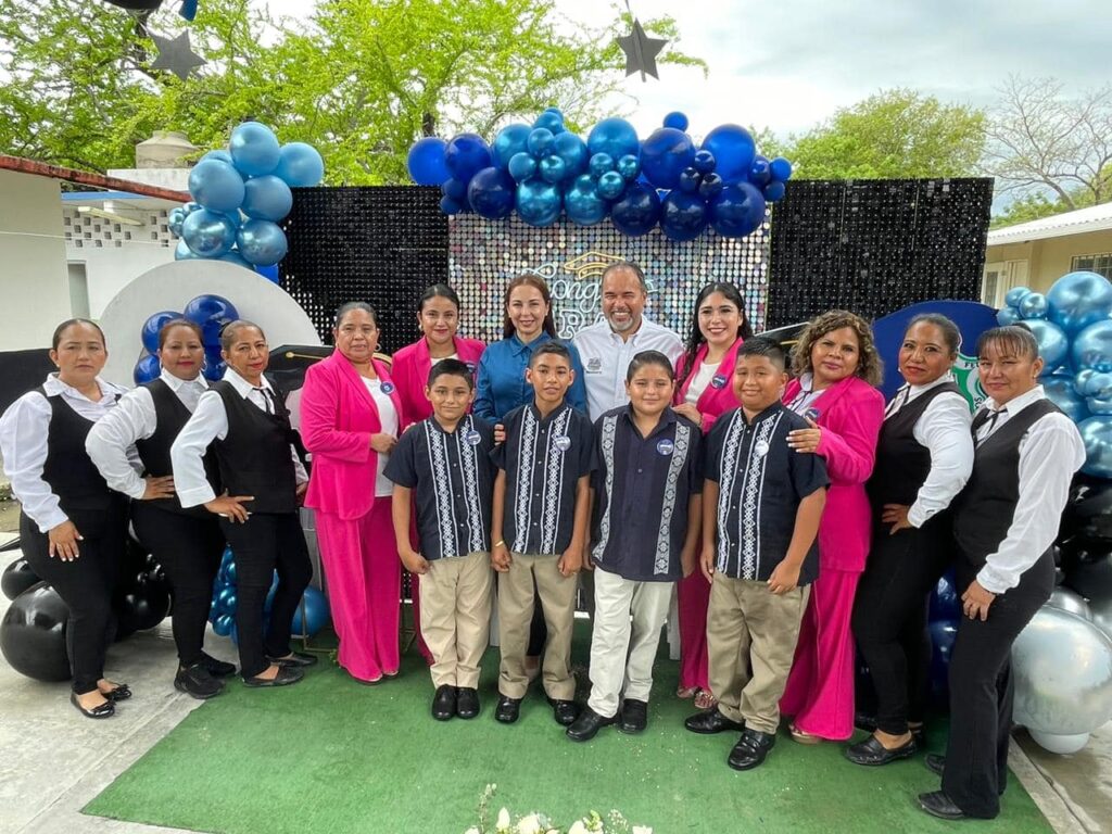 Felices y contentos de estar con nuestros ahijados de la primaria Gaspar Barrientos del poblado 601
