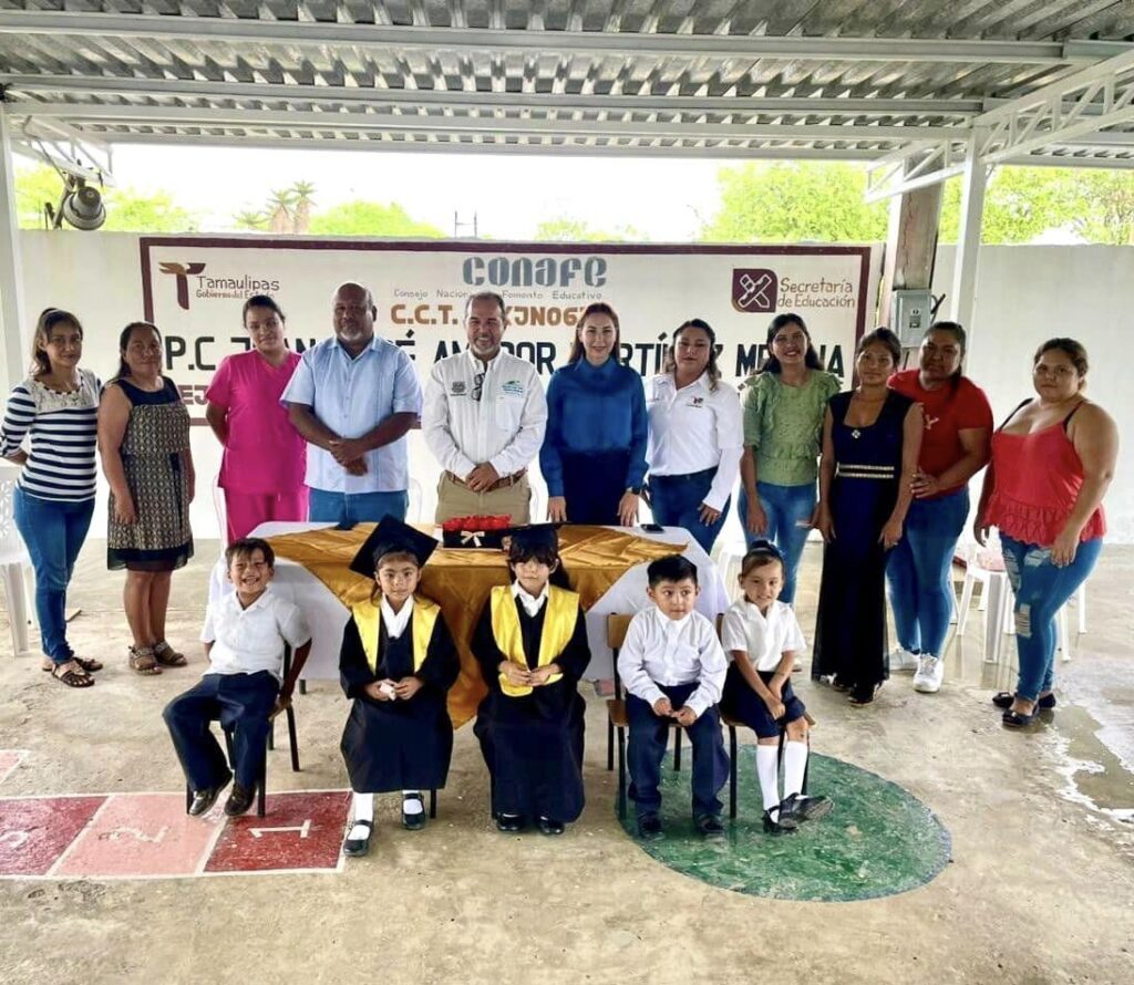 Ale Garza y un servidor estamos contentos por acompañar a nuestros ahijados del jardín de niños Juan José Amador Martínez en el ejido Plan de Guadalupe