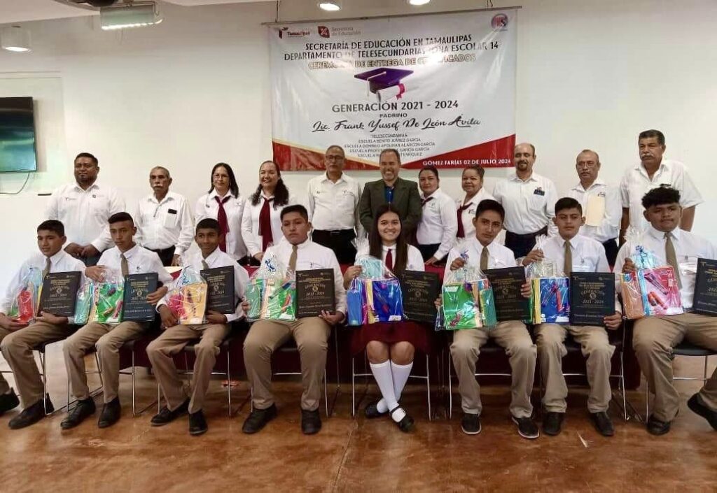 Contentos y felices de apadrinar a las escuelas tele secundarias de nuestro municipio, Profr. Raúl García García, Profra. Ma. De la Luz Enríquez , Profr. Domingo Alarcón Garcia y Lic. Benito Juárez