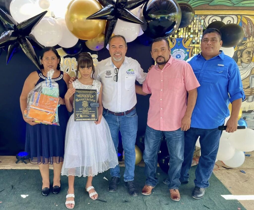 Contentos de acompañar a nuestra ahijada en su graduación en la escuela Miguel Hidalgo
