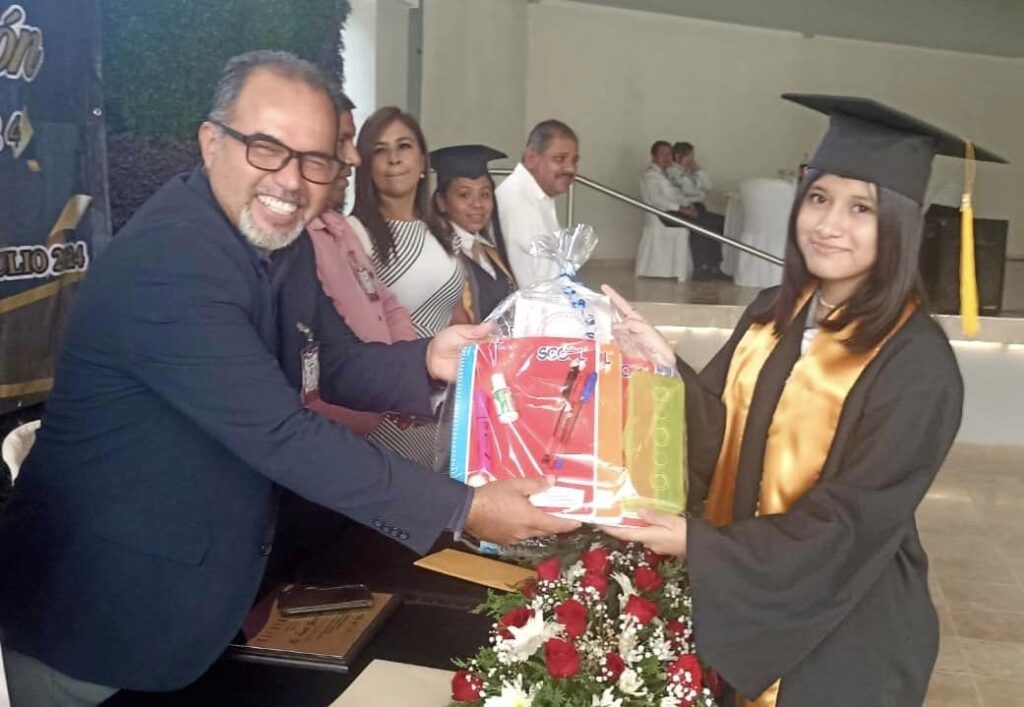 Muy honrado de ser el padrino de generación de la secundaria general Lic. Aaron Sáenz Garza