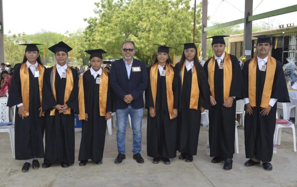 Felicidades a mis ahijados de la telesecundaria Rufino Muñoz Torres, gracias a ustedes, a sus papás y maestros por permitirme ser su padrino de generación