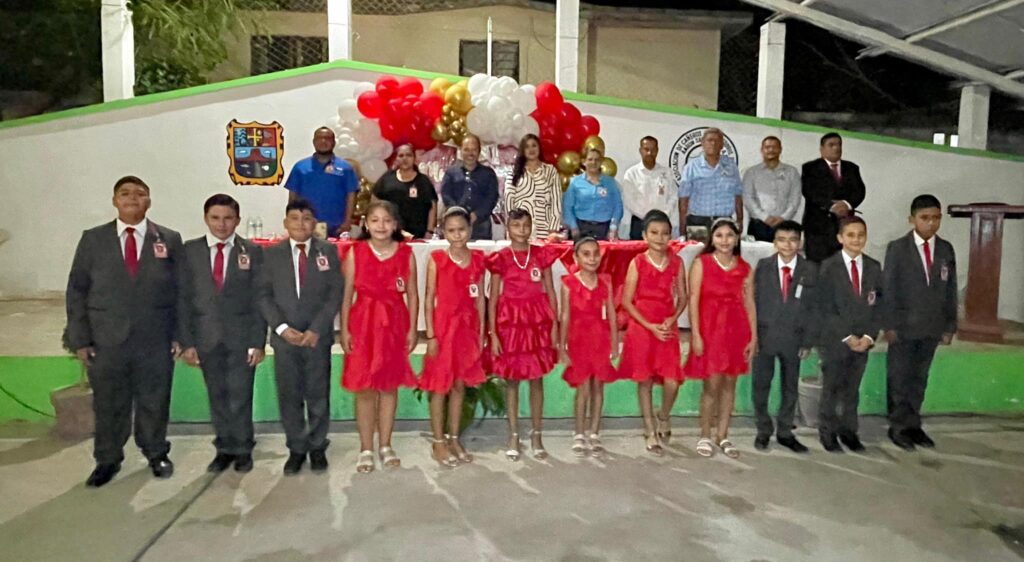 Felices y contentos de poder ser el padrino de generación de la escuela Pedro Castillo Sánchez