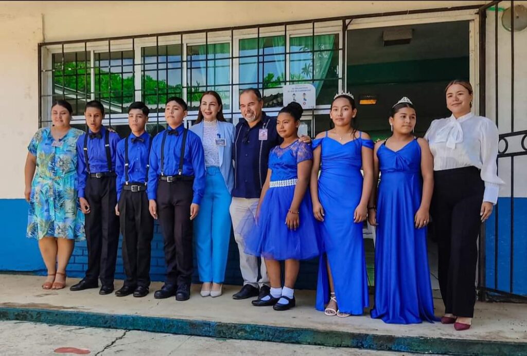 Alejandra y yo estamos muy contentos de haber podido apadrinar a tan buenos ahijados de la escuela primaria Vicente Guerrero en el ejido Nuevo Pensar