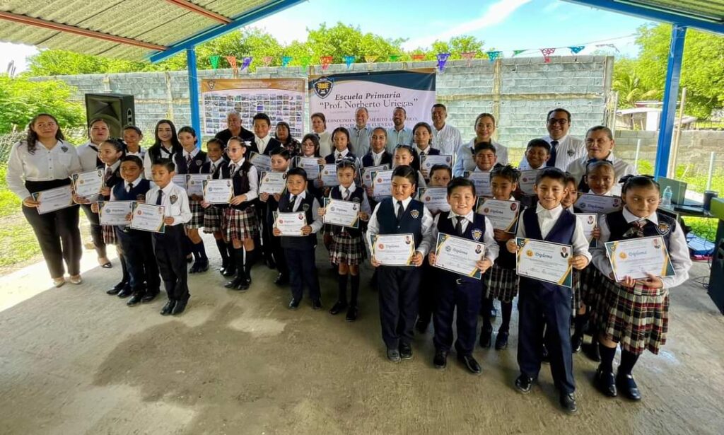 Todo mi reconocimiento a los alumnos y profesores por su empeño, dedicación y mérito en la escuela primaria Profesor Norberto Urías
