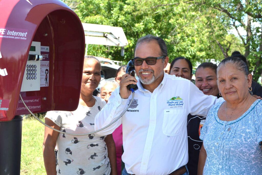 Gestionando con la CFE obtuvimos un teléfono público en el poblado 601